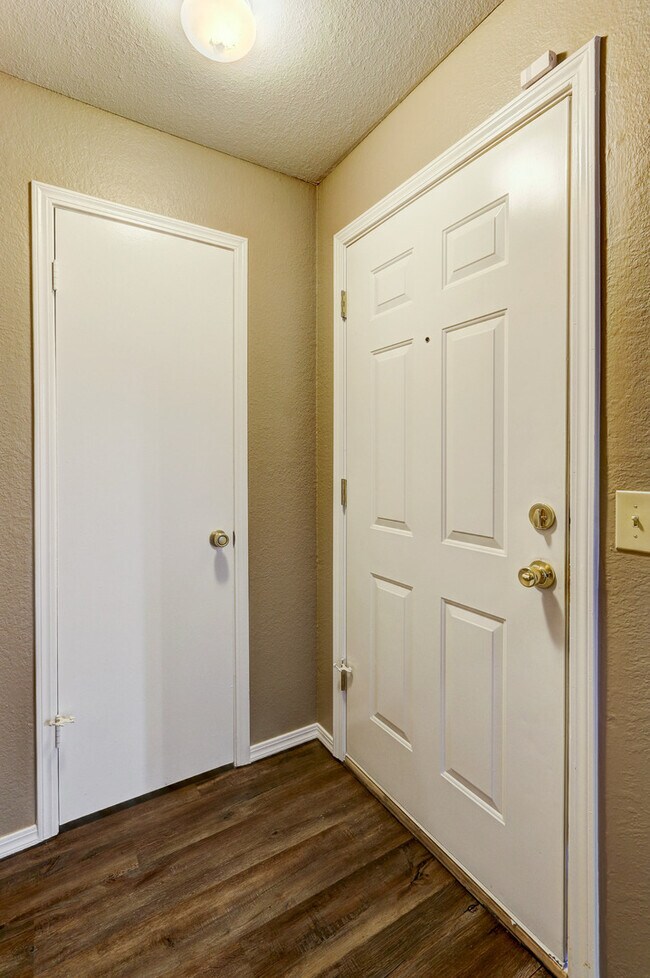 Foto del edificio - Cozy 1-Bedroom Condo with Modern Amenities...