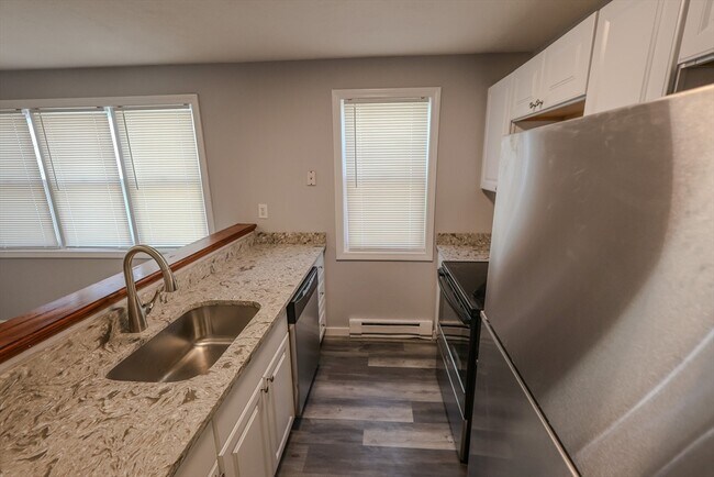 Building Photo - 28 Mora St