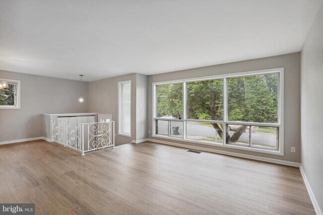 Building Photo - 4956 Roslyn Rd