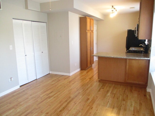 Building Photo - 2608 W Glenlake Ave