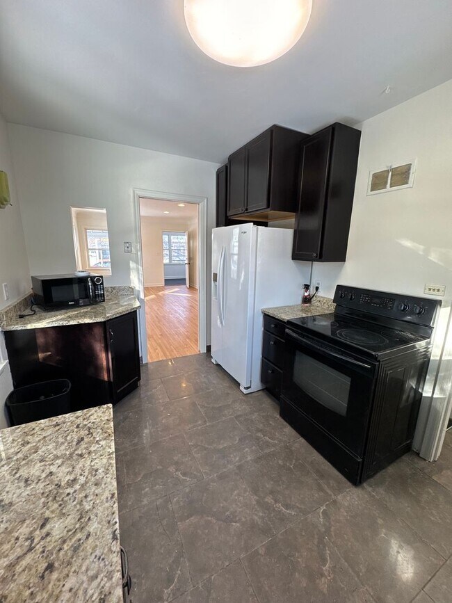 Building Photo - Single Family Home - GREAT Location - High End Finishes