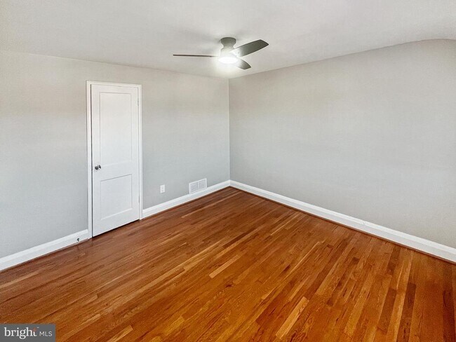 Building Photo - 5755 Maplehill Rd