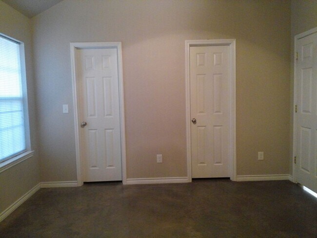 Foto del edificio - 4 Bed 2 bath house