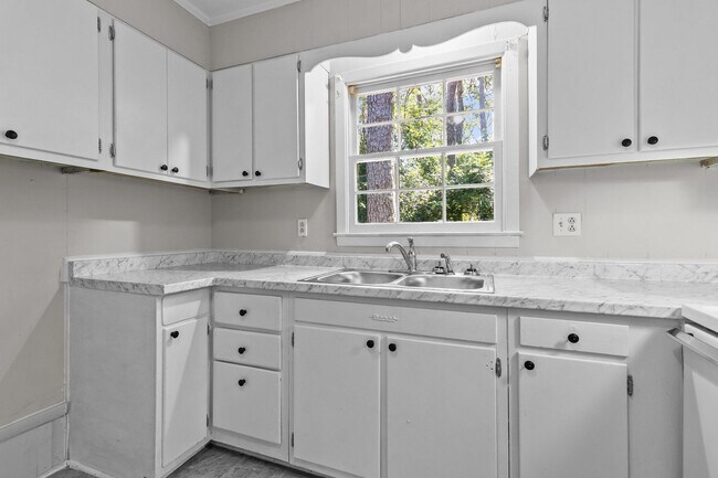 Foto del edificio - Newly Renovated 3 Bed 1 Bath Brick Ranch!