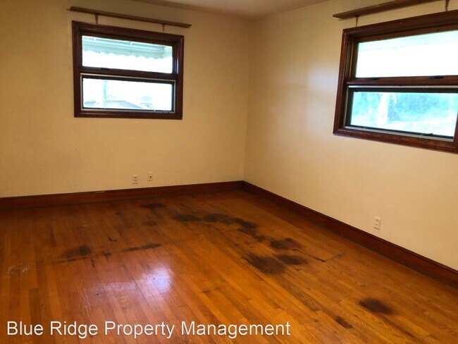 Building Photo - 3 br, 2 bath House - 2112 Hemlock Lane