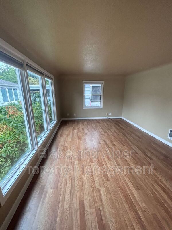Foto del edificio - 650 Breys Ave NE