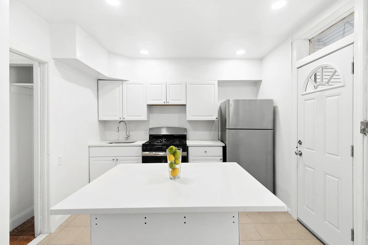 Primary Photo - 295 E 38th St
