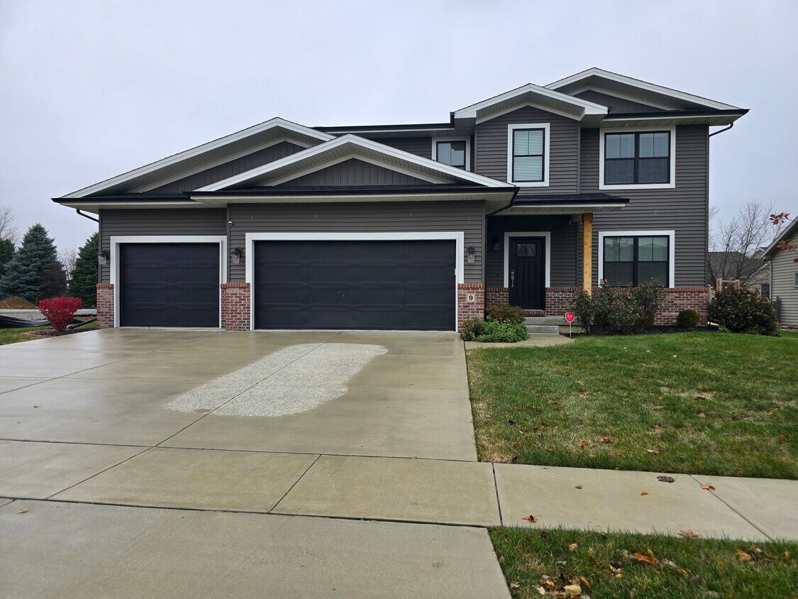 Foto principal - 6 Bedroom Home in Brookridge Estates