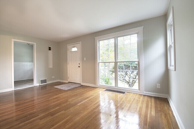 Building Photo - 721 E 250th St