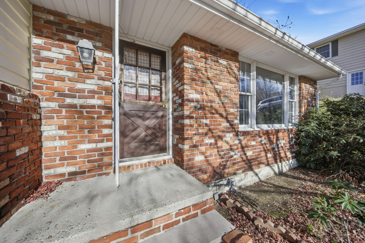 Primary Photo - 203 Sumner Ave