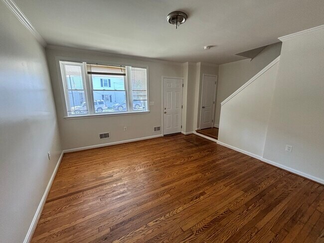 Foto del edificio - 3 Bedroom Townhome, 21206