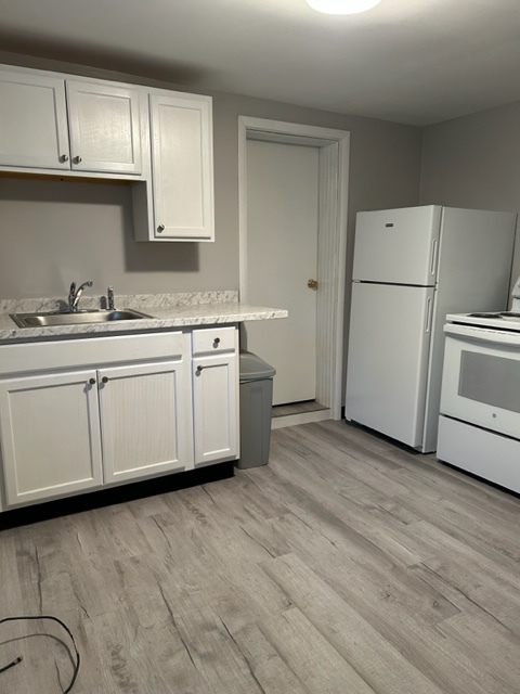 Kitchen photo 1 - 15 Warren St