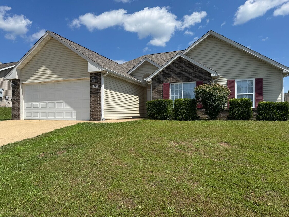 Foto principal - Home in Pioneer Ridge – Pet Friendly & Min...