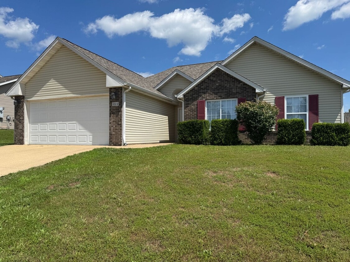 Primary Photo - Home in Pioneer Ridge – Pet Friendly & Min...