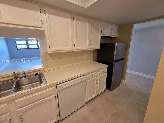 Foto del edificio - 3200 Port Royale Dr N