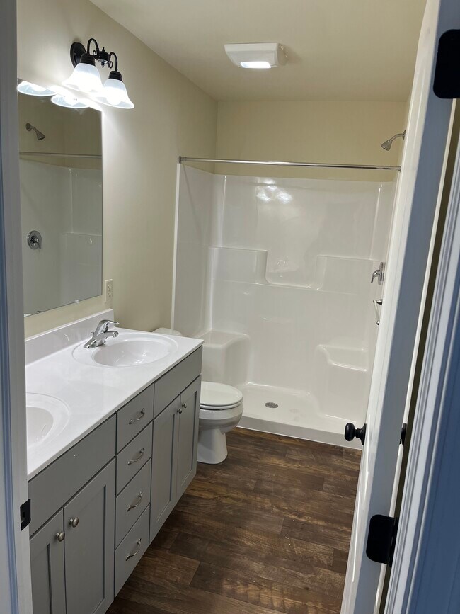Foto del edificio - 120 Meadowbrook Ln