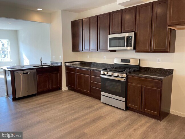 Building Photo - 121 Trails Way