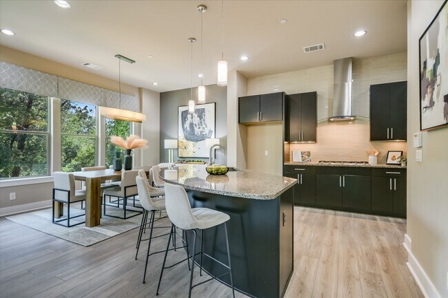 Foto del edificio - Lovely Hillside Condo on 2222