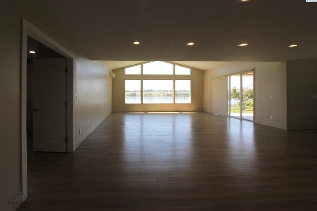 Building Photo - 4 bedroom, 3 Bath Pasco House on the River