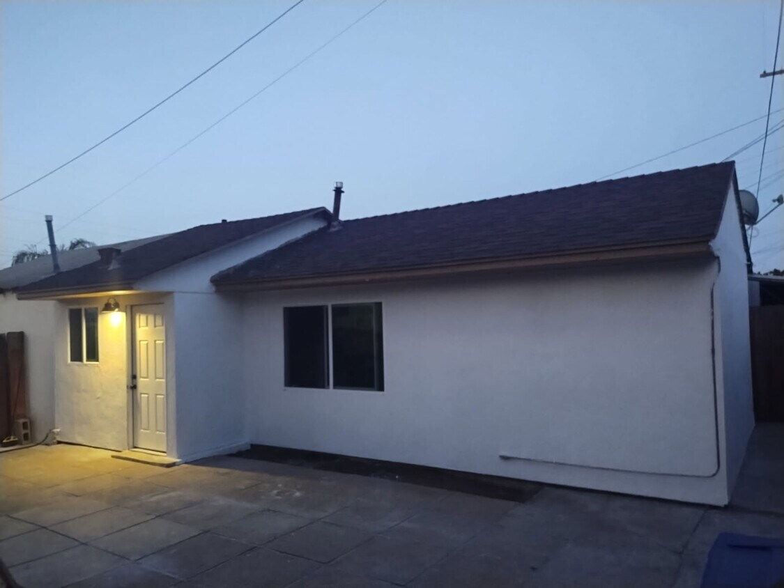 Foto principal - 2470-2472 Iowa Ave