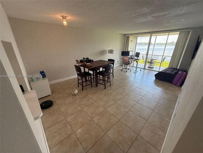 Foto del edificio - 1300 NE 191st St