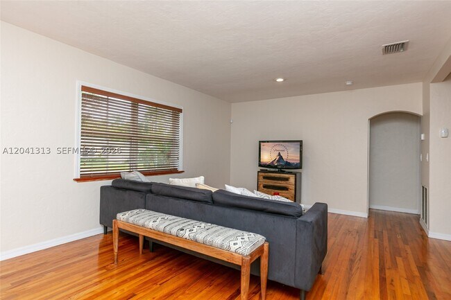 Foto del edificio - 5760 SW 51st St