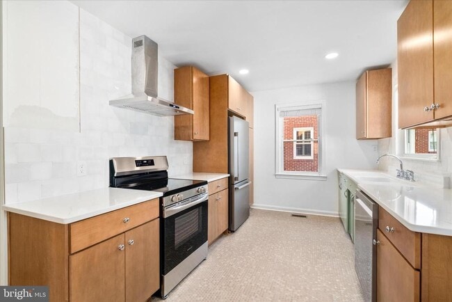 Building Photo - 117 W 14th St