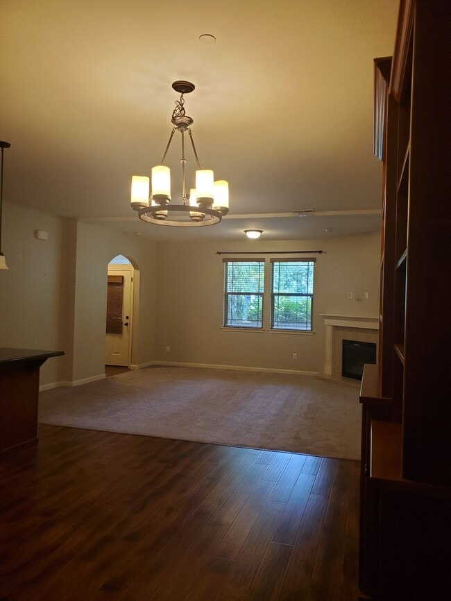 Building Photo - Beautiful Townhome