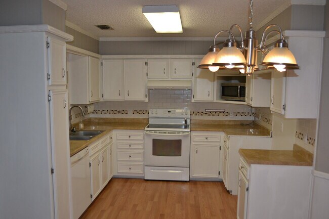 Foto del edificio - Conveniently Located Beautiful 3/2/2 on Co...