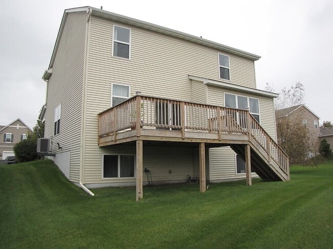 Building Photo - AVAILABLE! 4 Bedrooms on upper level! Comm...