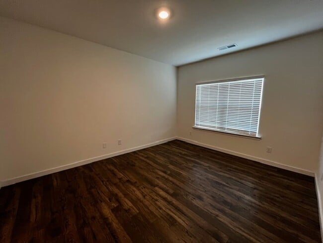 Building Photo - One level 4 Bed 3 Bath home built in 2024