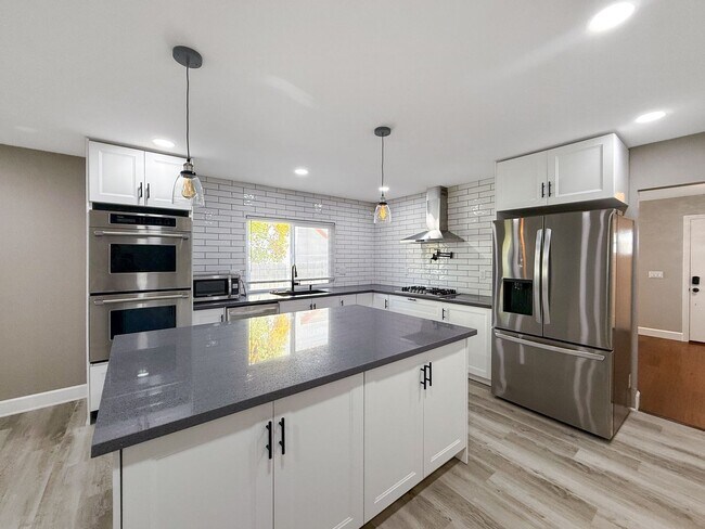 Foto del edificio - Newly Remodeled 3B 2BA Home w/ Putting Gre...