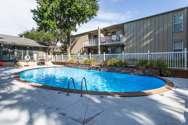 Pool - Tivoli Apartments