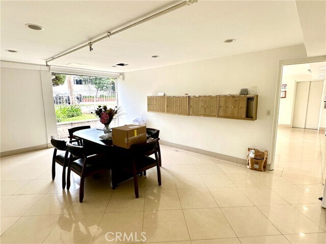 Building Photo - 423 Rexford Dr