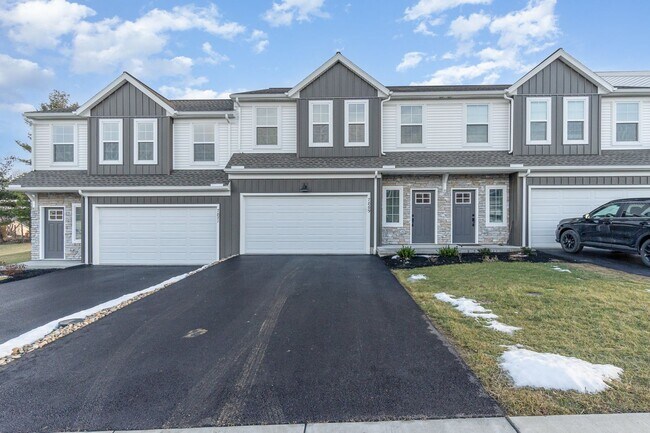 Building Photo - Welcome to this charming 3 bedroom, 2.5 ba...