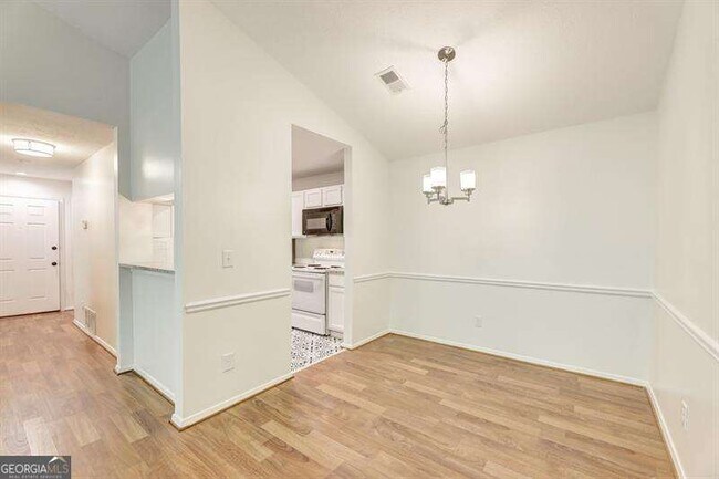 Foto del edificio - 529 Warm Springs Cir