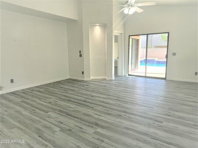 Foto del edificio - 5301 E Carol Ave