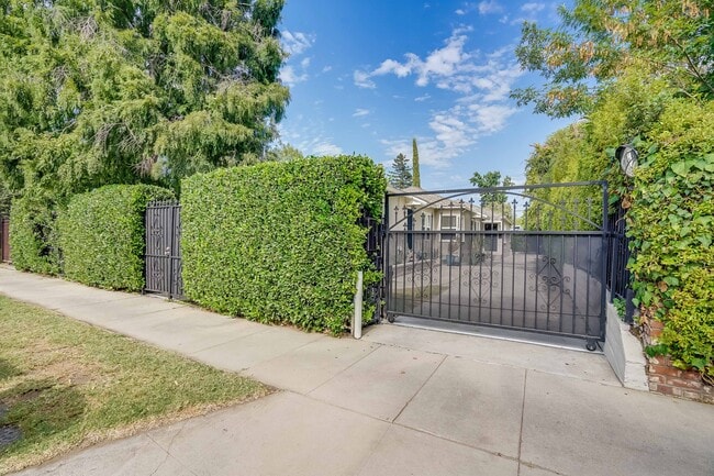 gated property - 4244 Tujunga Ave