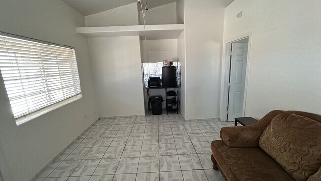 Foto del edificio - 16352 Manchester St