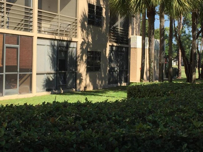 Foto del edificio - 4700 Lucerne Lakes Blvd W