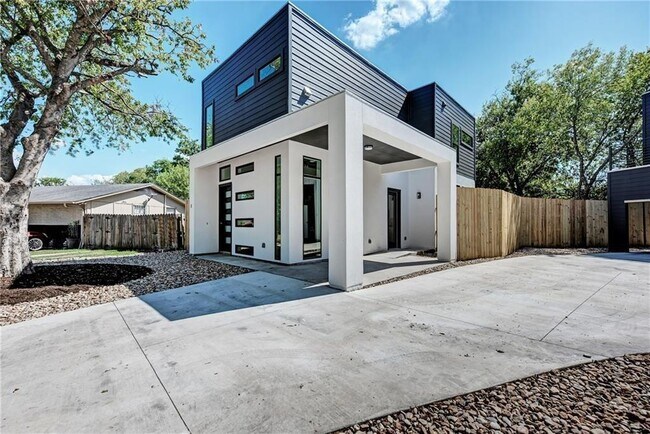 Building Photo - 6111 Begonia Cir