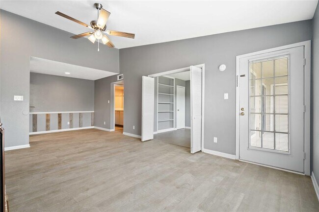 Building Photo - 2120 Wilcrest Dr