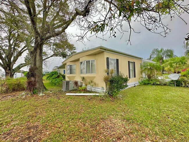 Building Photo - 35 Los Lagos Rd