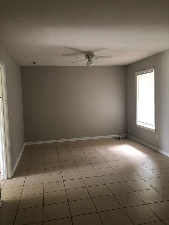 Building Photo - 4 Bedroom/2.5 Bath home in Daleville!