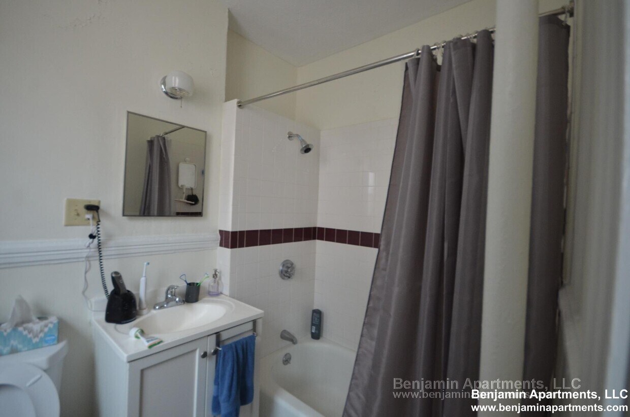 Foto principal - 74 Brainerd Rd