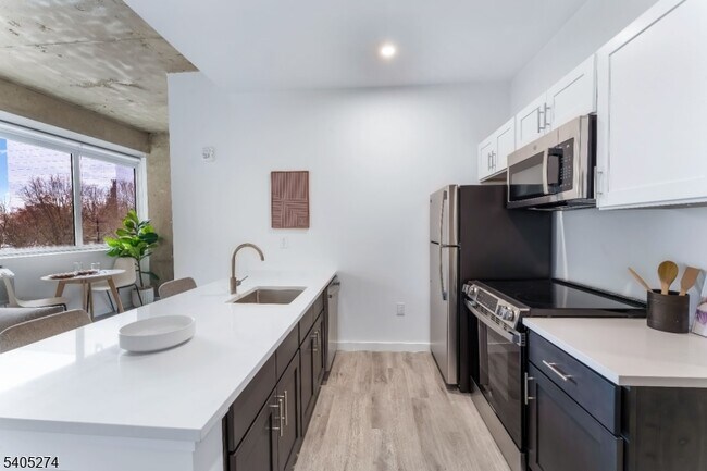 Building Photo - 10 Commerce Ct