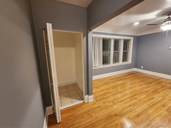 Building Photo - 1410 W 94th St