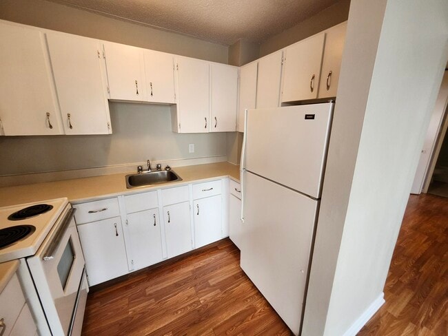 Building Photo - 411 Ellerdale St