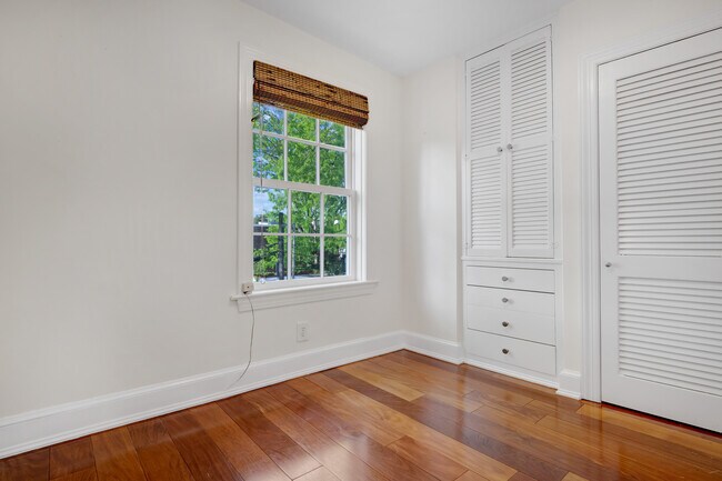 Building Photo - 711 A St NE