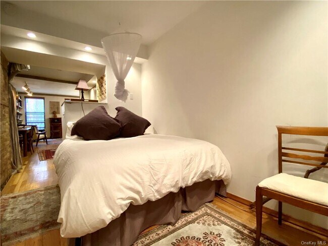 Foto del edificio - 317 E 73rd St